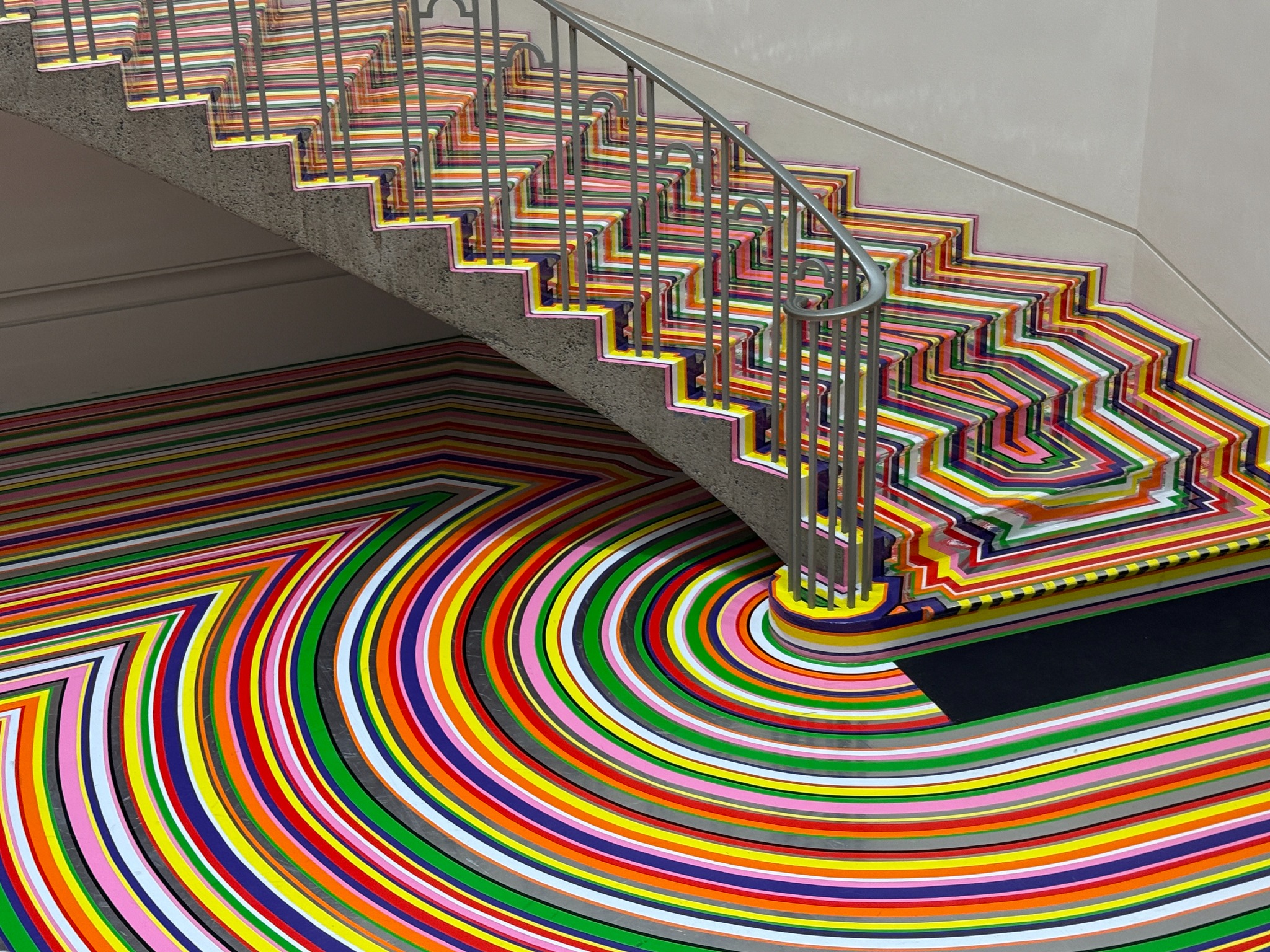 Originalfotografie: farbig gestaltete Treppe